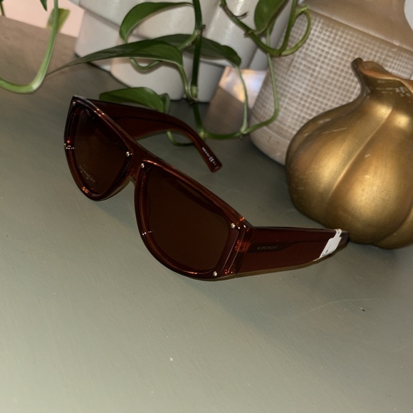 GIVENCHY EYEWEAR RED RETRO SUNGLASSES IN RED Men’s line but can be unisex - Picture 9 of 14